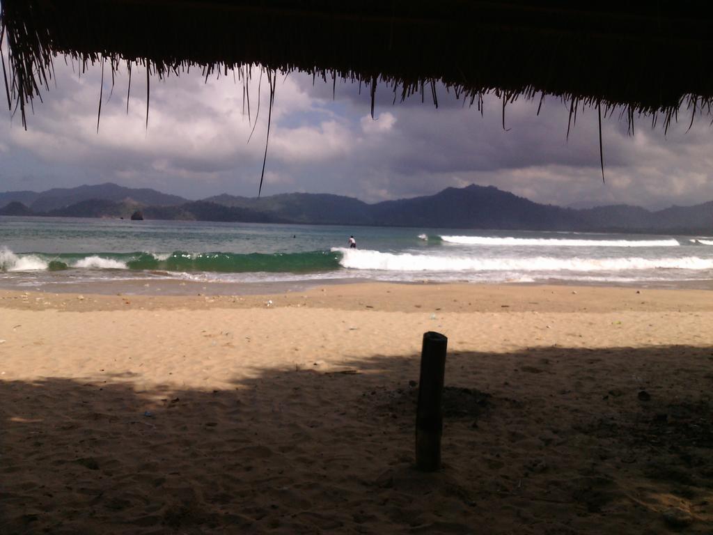 Red Beach Homestay Pasanggaran Exterior photo